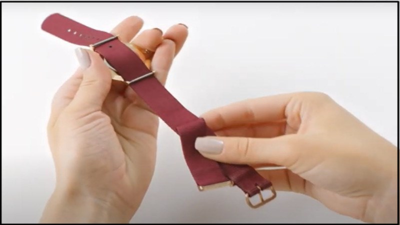 Kéo phần dây ra khỏi đồng hồ Kéo phần dây ra khỏi đồng hồ