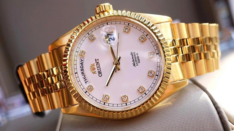 Mặt kính được làm từ kính sapphire cao cấp giúp giảm thiểu mọi vết trầy xước Mặt kính được làm từ kính sapphire cao cấp giúp giảm thiểu mọi vết trầy xước