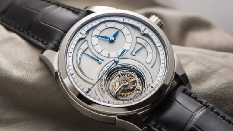 Được trang bị thêm nhiều tính năng khác như: lịch, chronograph,...