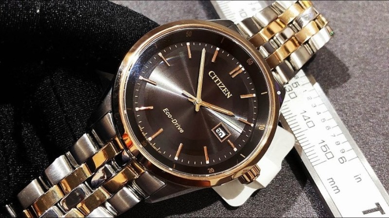 Citizen Eco-drive E111 có hai dạng là đồng hồ dây da và đồng hồ dây kim loại