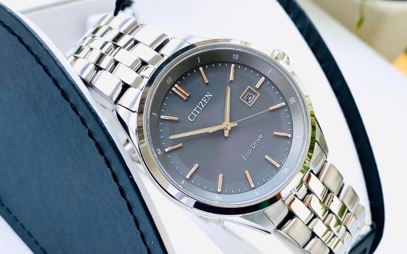 Citizen Eco-drive E111 có giá dao động từ 5.000.000đ đến 8.000.000đ tuỳ sản phẩm