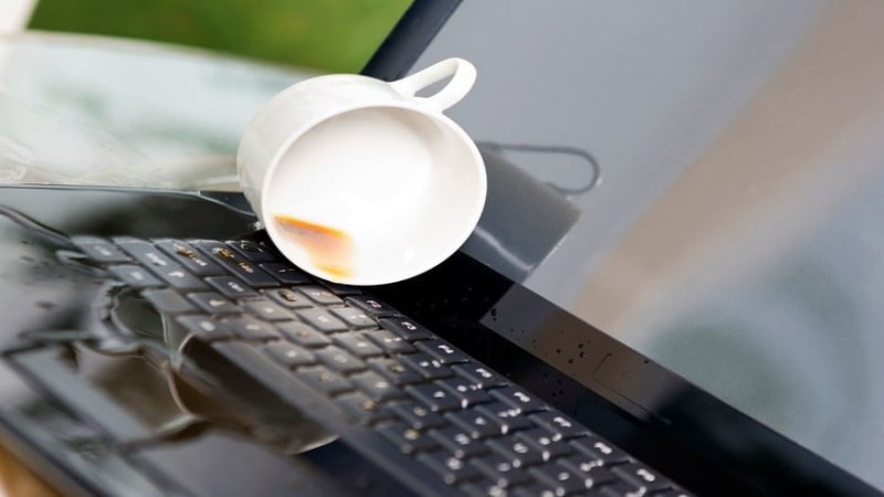Tháo rời các bộ phận một cách tỉ mỉ để thấm khô nước bên trong Tháo rời các bộ phận một cách tỉ mỉ để thấm khô nước bên trong