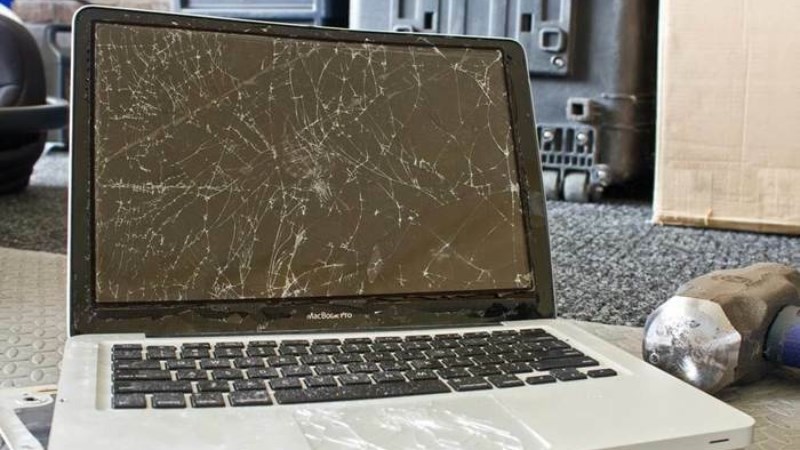 Màn hình laptop rất mỏng nên khi rơi rớt sẽ dẫn đến vỡ và gây hư hỏng Màn hình laptop rất mỏng nên khi rơi rớt sẽ dẫn đến vỡ và gây hư hỏng