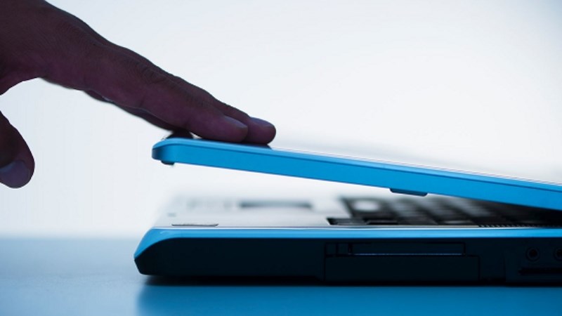 Khi không sử dụng hãy gập màn hình laptop một cách nhẹ nhàng Khi không sử dụng hãy gập màn hình laptop một cách nhẹ nhàng