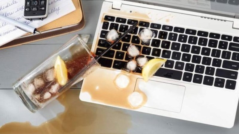 Tránh tình trạng vụn đồ ăn rơi vào máy hoặc đổ nước lên laptop Tránh tình trạng vụn đồ ăn rơi vào máy hoặc đổ nước lên laptop
