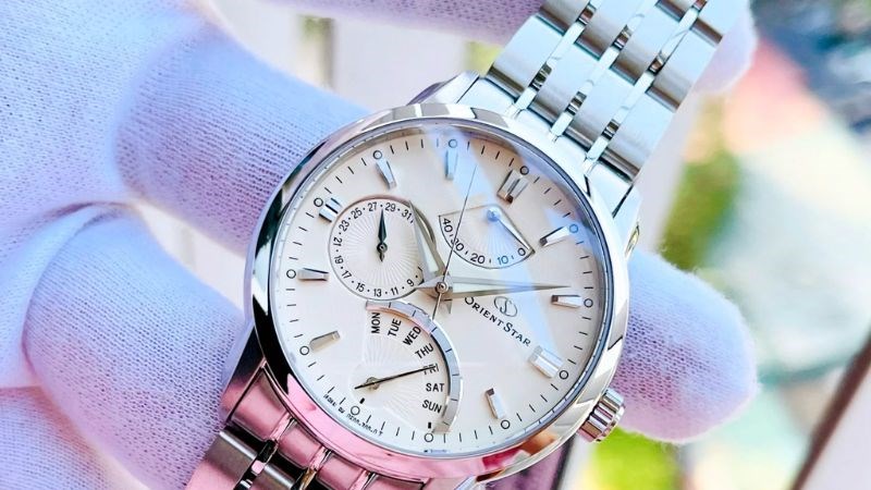 Orient Star Retrograde với chuyển động lịch ngược độc đáo