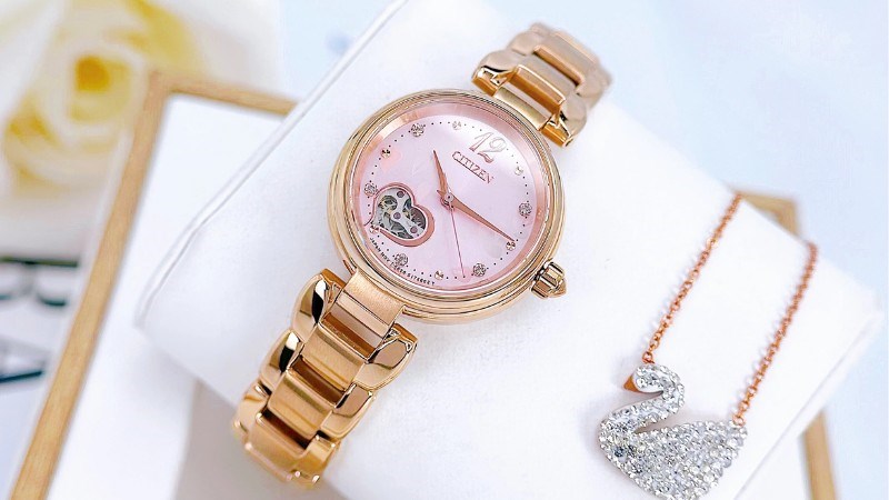 Cất giữ đồng hồ mạ vàng trong chiếc hộp chuyên biệt với khăn mềm Cất giữ đồng hồ mạ vàng trong chiếc hộp chuyên biệt với khăn mềm