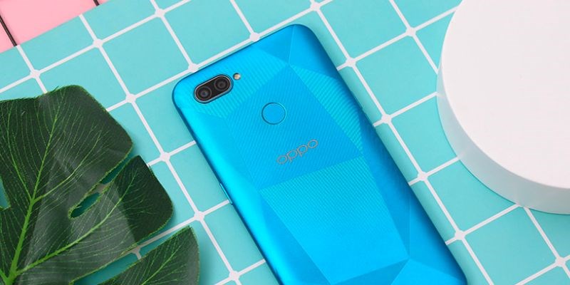 Mặt lưng nhựa nhám với các họa tiết đường cắt kim cương độc đáo Mặt lưng nhựa nhám với các họa tiết đường cắt kim cương độc đáo