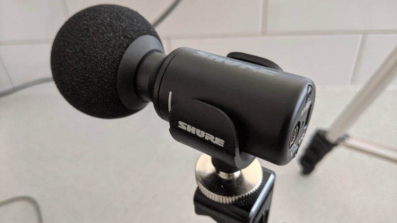 Micro Shure MV88 nhỏ gọn dễ mang đi mang lại 