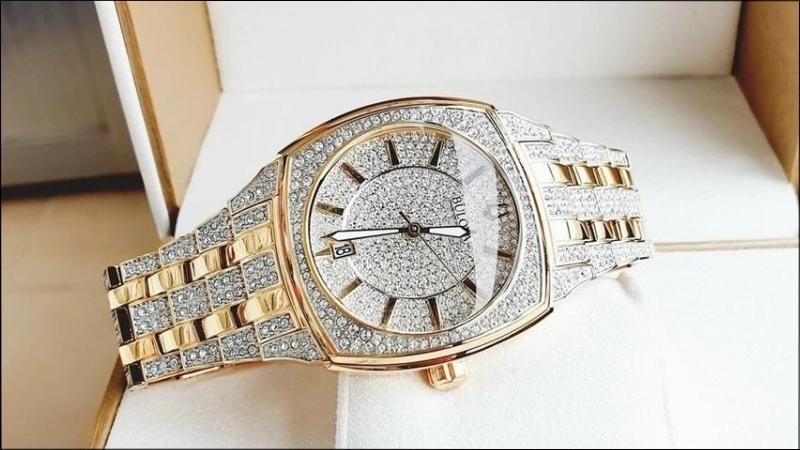 Đồng hồ đính đá Swarovski thường rất chắc chắn, cứng cáp