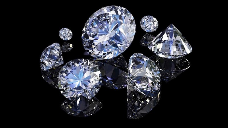 Đá Swarovski và đá Moissanite đều tạo ra những chiếc đồng hồ tuyệt đẹp