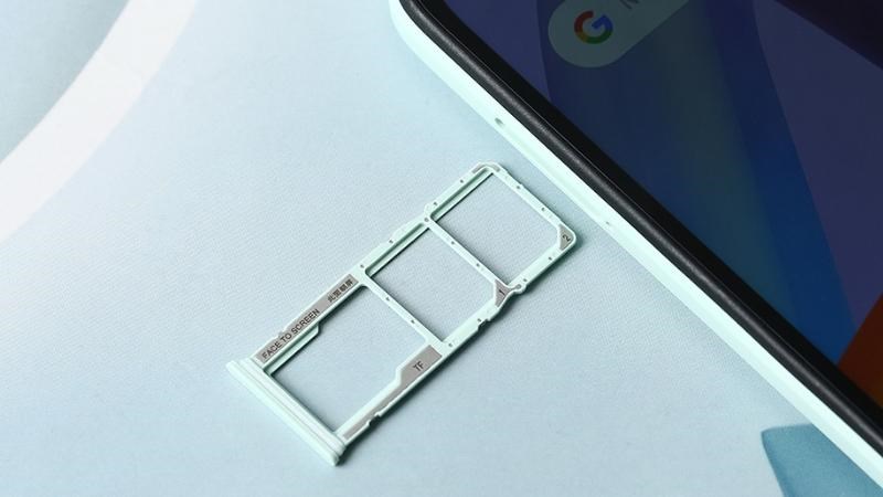 Trang bị khe cắm thẻ nhớ ngoài để lưu trữ nhiều hơn