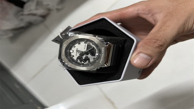 Khung viền làm từ thép không gỉ mạ Ion sáng bóng, bền bỉ với thời gian Khung viền làm từ thép không gỉ mạ Ion sáng bóng, bền bỉ với thời gian