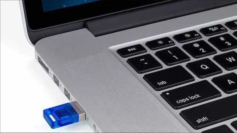 Tắt nguồn và cắm USB có tích hợp vào máy