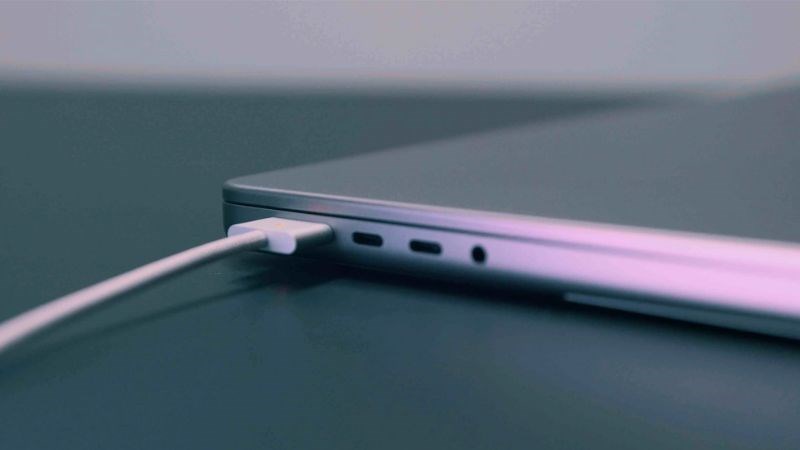 Kết nối MacBook với nguồn điện