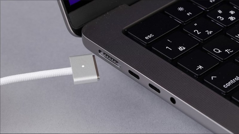 Ngắt tất cả nguồn điện và kết nối với củ sạc MagSafe