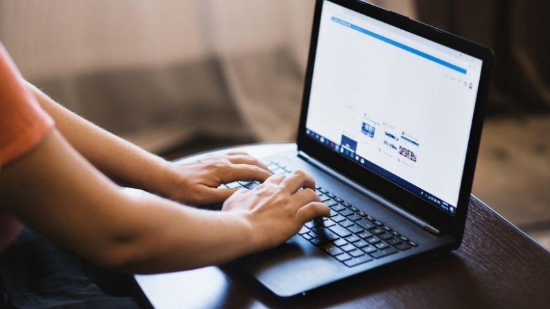 Laptop có thể di chuyển một cách dễ dàng và thuận tiện Laptop có thể di chuyển một cách dễ dàng và thuận tiện