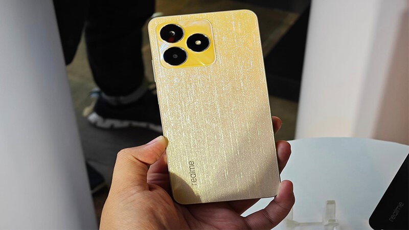 Cụm camera sau được thiết kế tương tự những chiếc iPhone cao cấp
