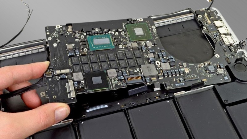 Kiểm tra mainboard để xem có bị bung ốc hay không Kiểm tra mainboard để xem có bị bung ốc hay không
