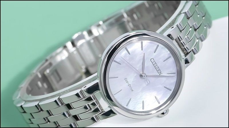 Đồng hồ Citizen Eco-Drive có tấm panel cảm biến dưới mặt số Đồng hồ Citizen Eco-Drive có tấm panel cảm biến dưới mặt số