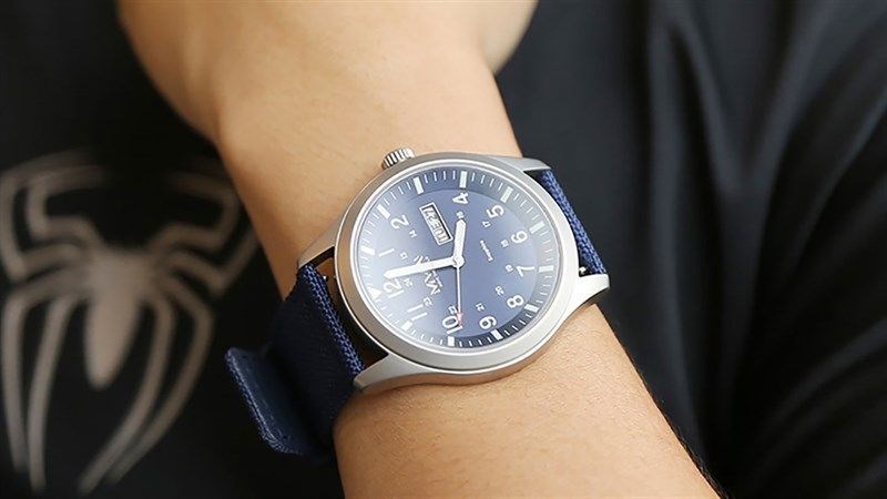 Thường trọng lượng đồng hồ thật sẽ nặng hơn đồng hồ giả