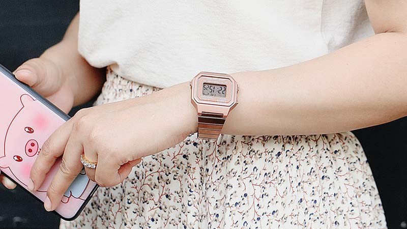 Casio B650WC-5ADF sử dụng dây kim loại sắc hồng đẹp mắt, ấn tượng