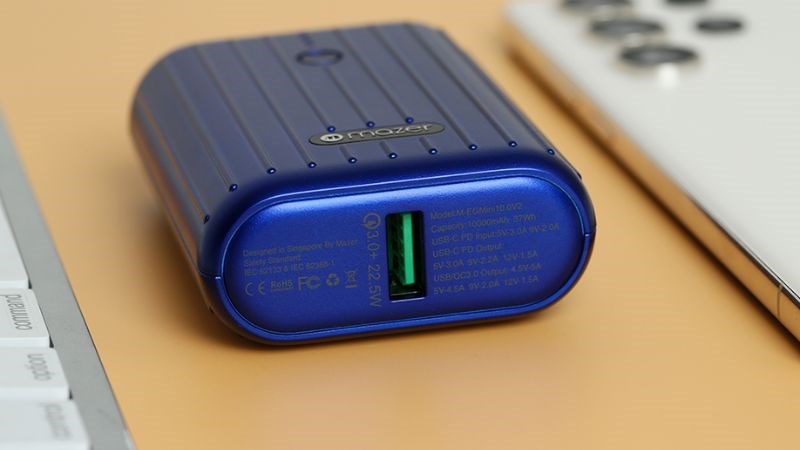 Viên pin 10.000mAh cùng hiệu suất 65% mang đến khả năng sạc nhiều lần