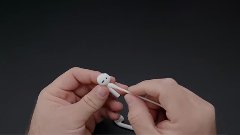 Dùng tăm bông vệ sinh AirPods