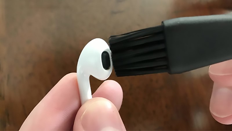 Sử dụng cọ lông mềm vệ sinh Airpods