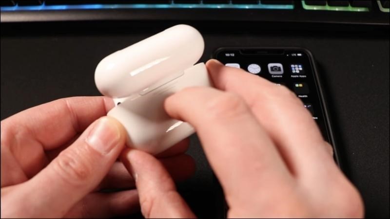 Ân và giữ nút hình tròn phía sau vỏ hộp khoảng 15 giây Ân và giữ nút hình tròn phía sau vỏ hộp khoảng 15 giây
