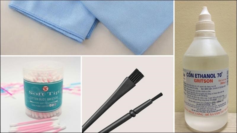 Chuẩn bị 1 - 2 cây tăm bông, khăn mềm, cồn vệ sinh, cọ mềm Chuẩn bị 1 - 2 cây tăm bông, khăn mềm, cồn vệ sinh, cọ mềm
