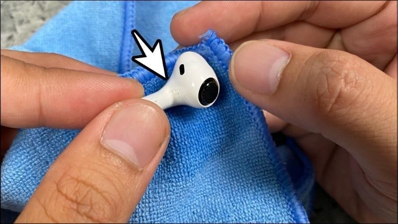 Vệ sinh nhẹ nhàng tất cả các phần tai nghe, loa dưới và micro Dùng khăn mềm vệ sinh tai nghe một lần nữa để hết sạch các bụi bẩn
