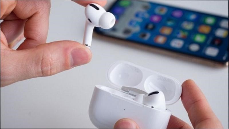 Dock sạc Airpod bị bám bụi là một trong những nguyên nhân gây lỗi cho Airpod Dock sạc Airpod bị bám bụi là một trong những nguyên nhân gây lỗi cho Airpod