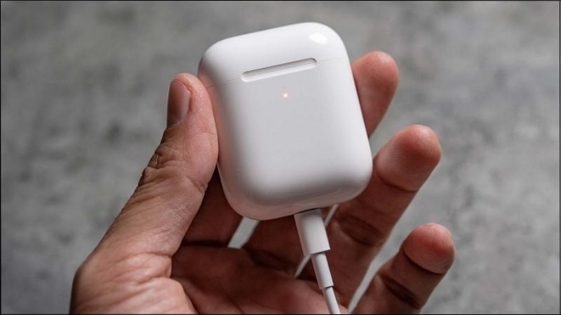 Sạc đầy pin cho Airpod để duy trì hoạt động kết nối với các thiết bị Sạc đầy pin cho Airpod để duy trì hoạt động kết nối với các thiết bị