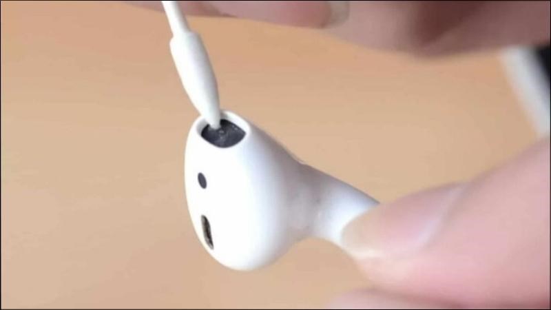 Dùng tăm bông lau chùi phần tai nghe, loa dưới và micro Dùng tăm bông lau chùi phần tai nghe, loa dưới và micro
