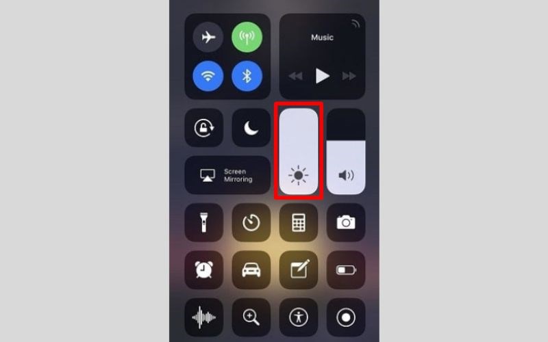 Điều chỉnh độ sáng để khắc phục tình trạng màn hình iPhone bị vàng