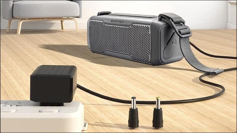 Cắm sạc pin để nạp năng lượng cho loa Cắm sạc pin để nạp năng lượng cho loa