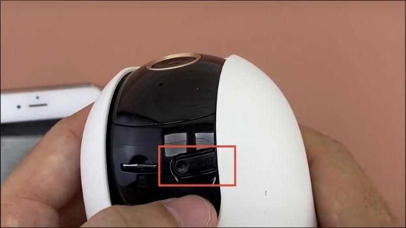 Nút Reset của IMOU Ranger 2 sẽ nằm tại vị trí cạnh bên của camera ngay gần khe cắm thẻ nhớ Nút Reset của IMOU Ranger 2 sẽ nằm tại vị trí cạnh bên của camera ngay gần khe cắm thẻ nhớ