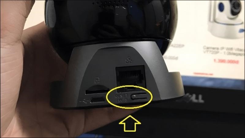 Nút Reset của IMOU A26 ở phần sau chân đế camera Nút Reset của IMOU A26 ở phần sau chân đế camera