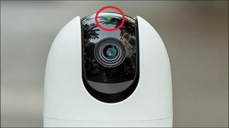 Sau khi reset, camera sẽ báo hiệu đèn đỏ, một lúc sau mới chuyển sang màu xanh lá Sau khi reset, camera sẽ báo hiệu đèn đỏ, một lúc sau mới chuyển sang màu xanh lá