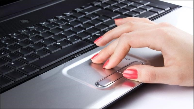 Dùng tay di chuyển nhẹ nhàng khắp các vị trí để test độ nhạy Dùng tay di chuyển nhẹ nhàng khắp các vị trí của touchpad để test độ nhạy