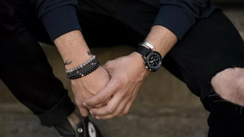 Chỉ nên đeo 2 vòng tay với 1 chiếc đồng hồ Chỉ nên đeo 2 vòng tay với 1 chiếc đồng hồ