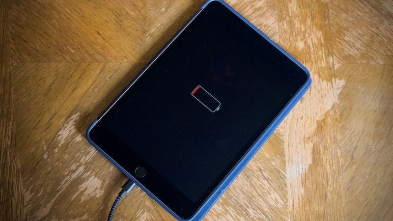 iPad thường dễ mắc phải vấn đề màn hình cảm ứng bị đơ Phương pháp để xử lý khi màn hình iPad đơ là sạc đầy pin cho máy