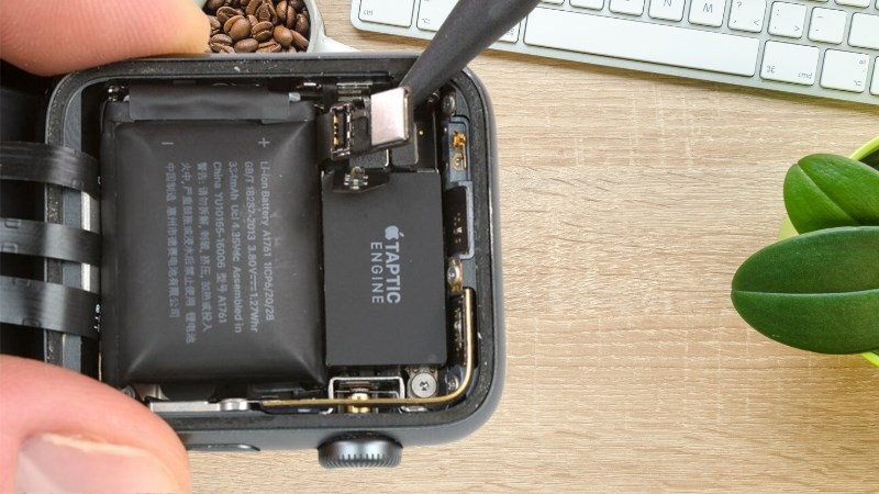 Tháo viên pin khỏi Apple Watch để làm sạch mặt tiếp xúc Tháo viên pin khỏi Apple Watch để làm sạch mặt tiếp xúc