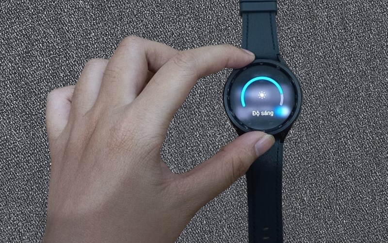 Xoay vòng bezel để tăng, giảm độ sáng Galaxy Watch 6 Classic