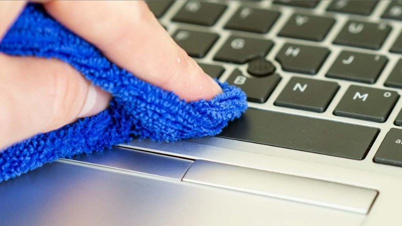 Thường xuyên làm sạch bề mặt của touchpad bằng cách dùng một khăn ẩm để lau nhẹ nhàng Thường xuyên làm sạch bề mặt của touchpad bằng cách dùng một khăn ẩm để lau nhẹ nhàng