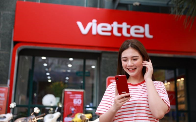 Người dùng sim trả sau Viettel có thể ra cửa hàng Viettel để được hỗ trợ kiểm tra