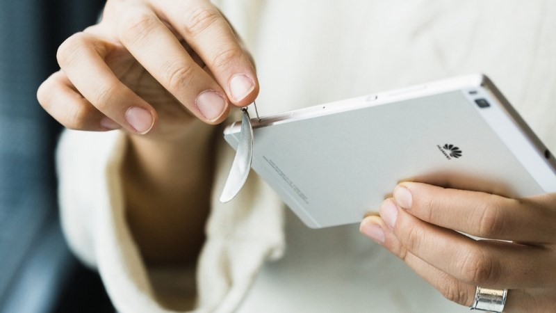 Lấy sim điện thoại bằng bông tai Lấy SIM điện thoại bằng bông tai
