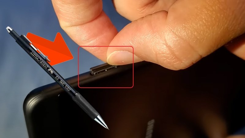 Lấy sim điện thoại bằng bút chì kim Lấy SIM điện thoại bằng bút chì kim