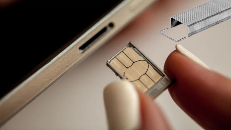 Lấy sim điện thoại bằng kim bấm Lấy SIM điện thoại bằng kim bấm